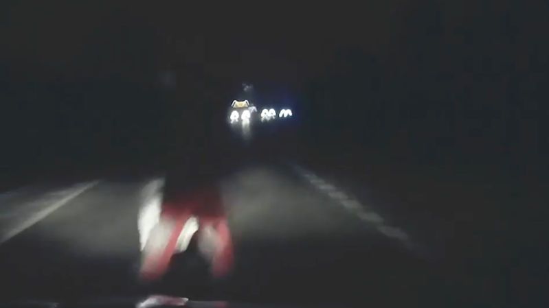 Chodec vystoupil ze tmy a řidič neměl šanci zastavit. Policie zveřejnila varovné video